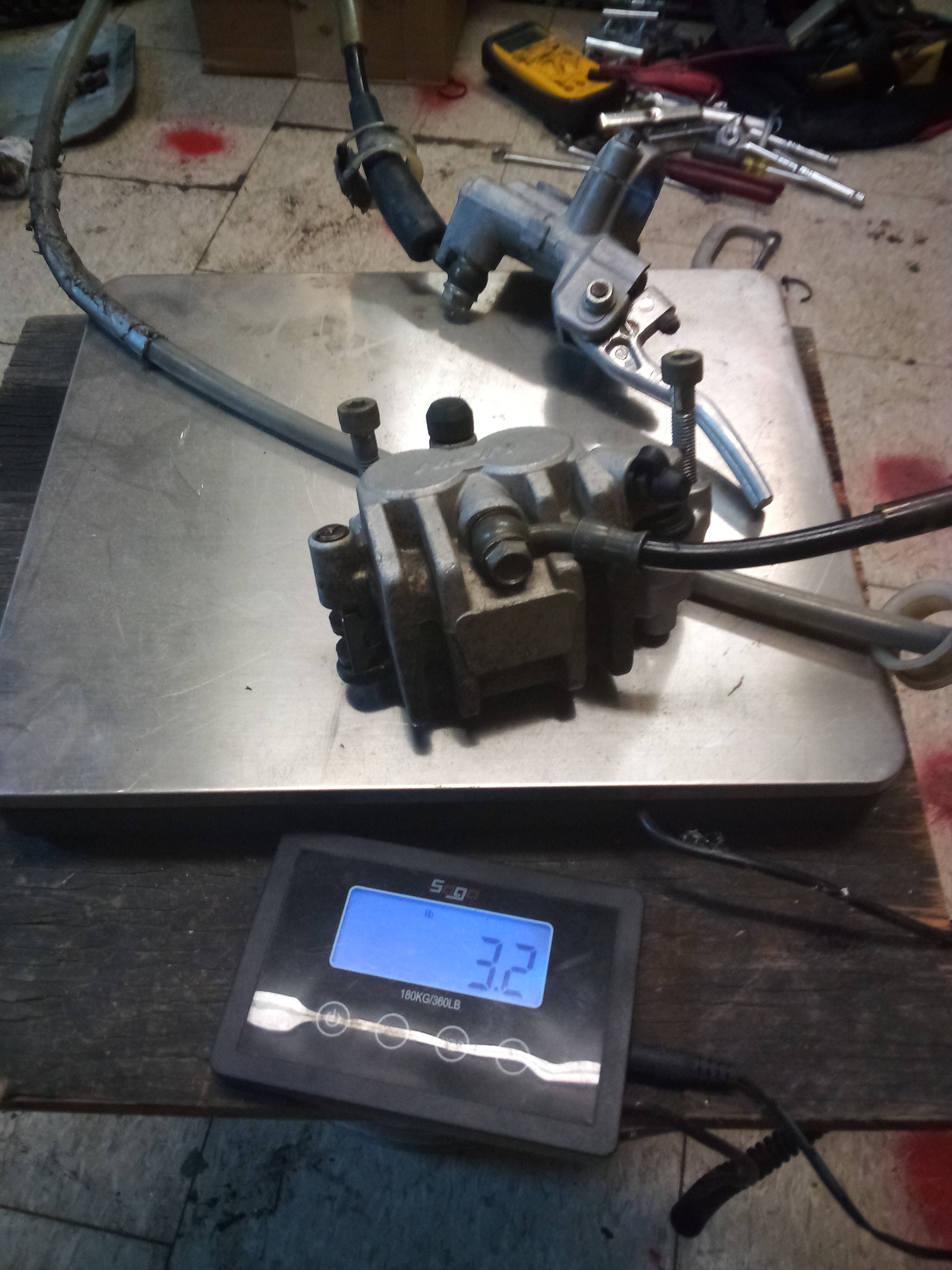 FrontBrakeAssembly-hose-lever.jpg