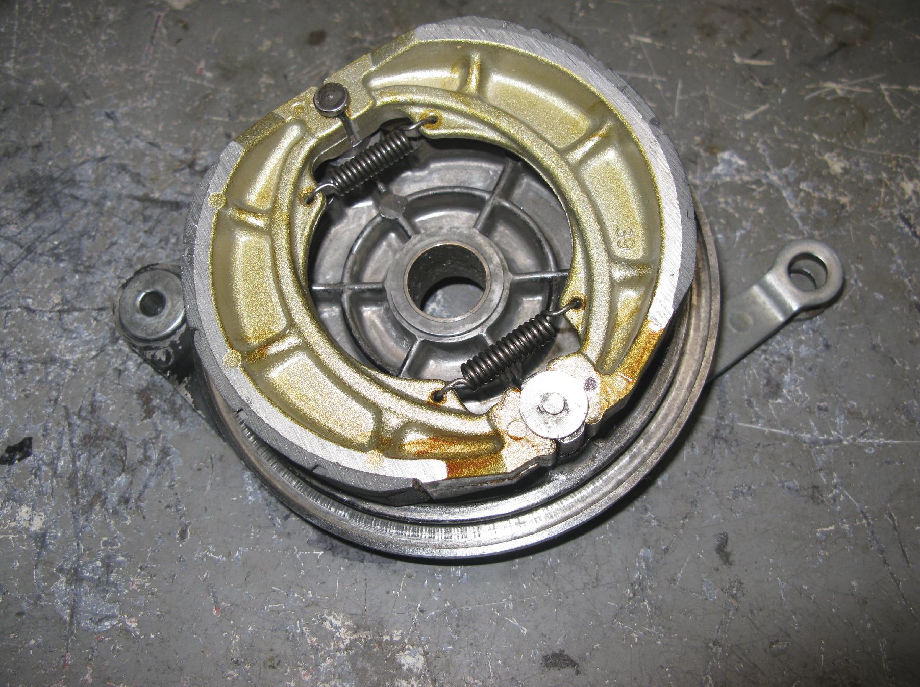 kdx175_04_rear_hub_brakes.jpg